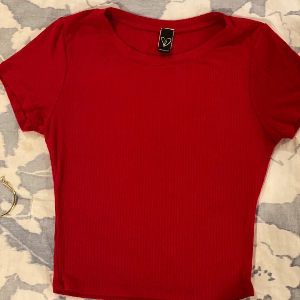 Red crop top t-shirt